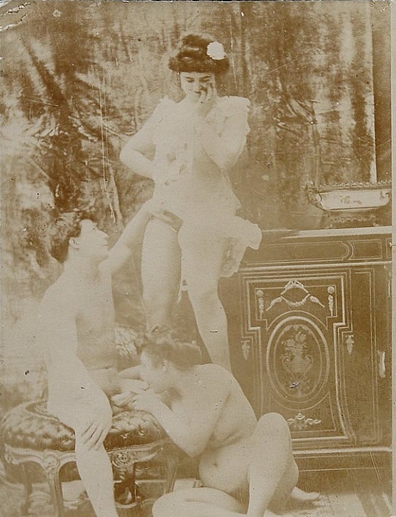 Western vintage erotic picture featuring a Threesome, one female is performing oral sex (c.1910s)