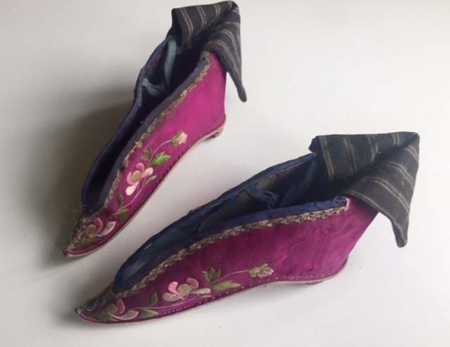 lotus shoes: Embroidered silk-shoes with flowers 